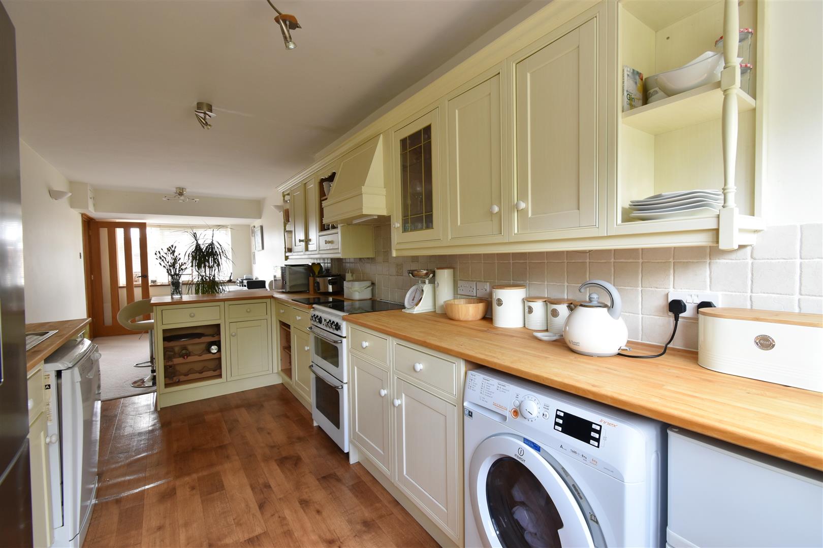 Kitchen/Breakfast Room: